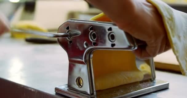 Γκρο Πλαν Του Baker Χρησιμοποιώντας Κόφτη Ζυμαρικά Στο Φούρνο Κατάστημα — Αρχείο Βίντεο