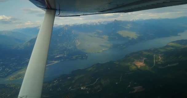 Close Dari Sayap Pesawat Terhadap Pegunungan Dan Sungai — Stok Video