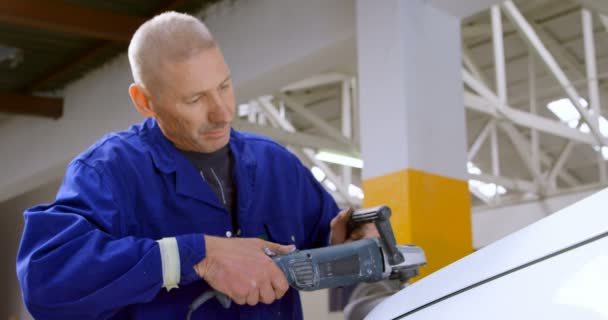 Mecânico Polimento Carro Com Moedor Garagem Reparação — Vídeo de Stock