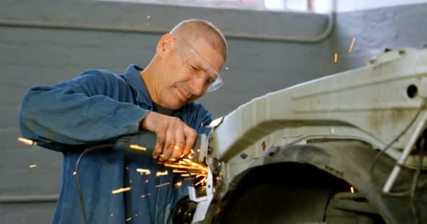 Mecánico Utilizando Máquina Pulir Coche Garaje Reparación — Vídeos de Stock