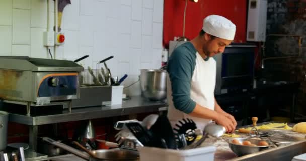 Attente Mannelijke Baker Voorbereiding Pasta Bakkerij Winkel — Stockvideo