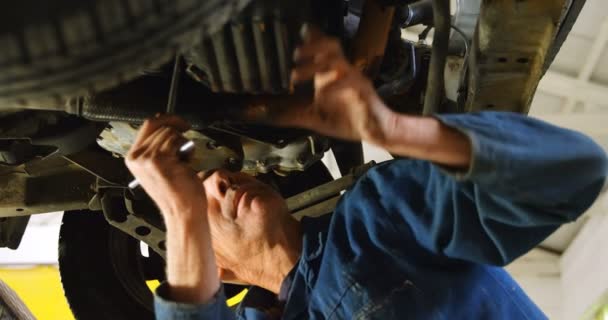 Mécanicien Réparer Une Voiture Dans Garage — Video