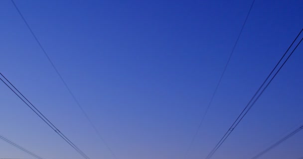 Hoogspannings Elektriciteitsnet Elektrische Palen Tijdens Zonsondergang Weg — Stockvideo