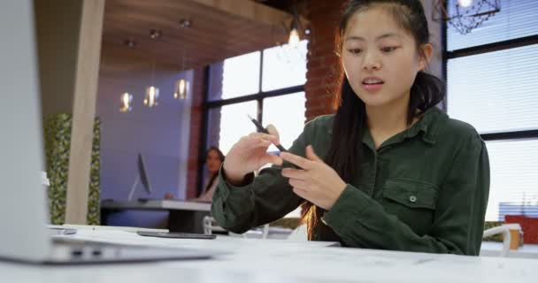 Hermosa Mujer Ejecutiva Trabajando Cafetería Oficina — Vídeo de stock