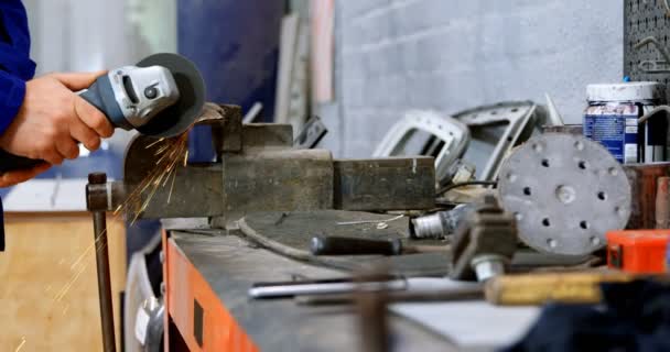 Střední Část Mechanik Užívající Mlecí Stroj Garáži — Stock video