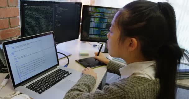 Zbliżenie Kobiet Wykonawczej Komputera Przenośnego Biurze — Wideo stockowe