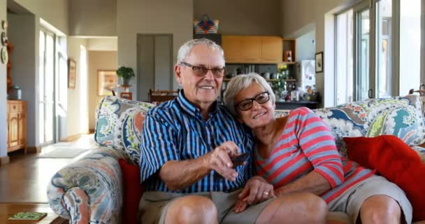 Casal Sênior Assistindo Televisão Sofá Casa — Vídeo de Stock