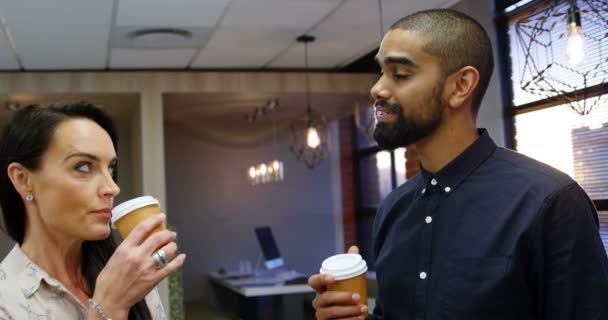 Führungskräfte Interagieren Beim Kaffee Büro Miteinander — Stockvideo