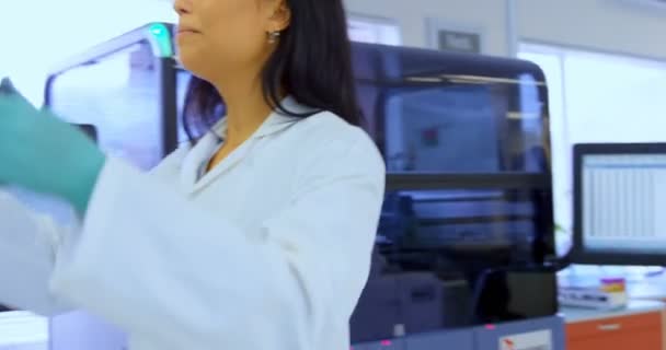Bela Cientista Feminina Examinando Tubo Ensaio Laboratório — Vídeo de Stock