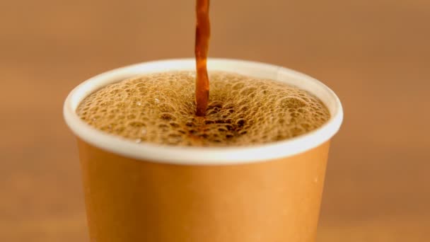 Zbliżenie Kawa Leje Filiżanki Jednorazowe — Wideo stockowe