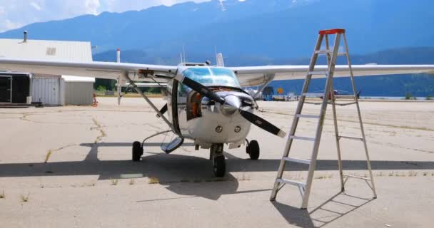 Moteur Avion Dans Aérospatiale Près Hangar Par Une Journée Ensoleillée — Video