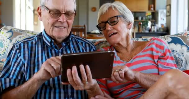 Ανώτερος Ζευγάρι Κάνει Βίντεο Κλήση Στο Ψηφιακό Tablet Στο Σπίτι — Αρχείο Βίντεο