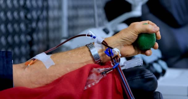 Hombre Mayor Activo Donando Sangre Banco Sangre — Vídeo de stock