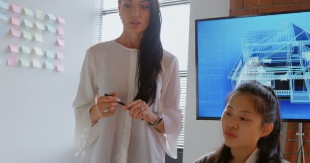 のオフィスでラップトップを議論する女性幹部 — ストック動画