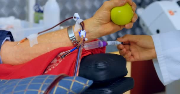 Médico Verificando Homem Sênior Doando Sangue Banco Sangue — Vídeo de Stock