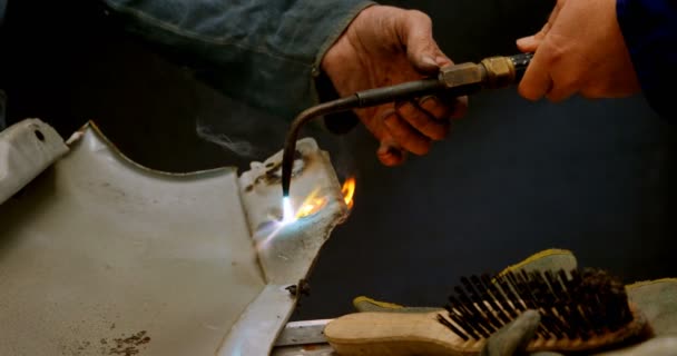Mécanicien Utilisant Torche Manœuvre Sur Une Pièce Voiture Garage Réparation — Video