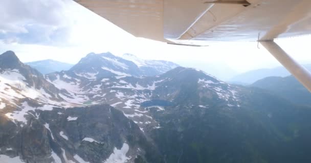 Вид Сзади Пилота Летающего Самолета Над Заснеженной Горой — стоковое видео