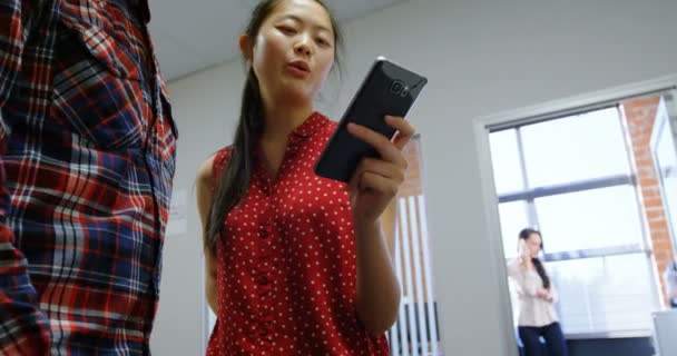 Şirket Yöneticileri Office Bir Cep Telefonu Üzerinde Tartışıyor — Stok video