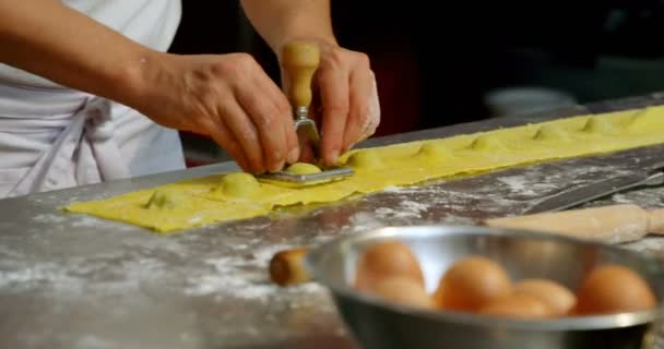 Boulanger Masculin Attentif Utilisant Timbre Ravioli Dans Boulangerie — Video