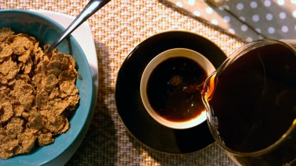 コーヒー カップに注いでコーヒーのオーバーヘッド — ストック動画