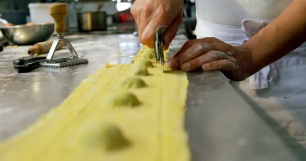 Primer Plano Del Panadero Masculino Usando Cortador Pizza Masa Pasta — Vídeos de Stock