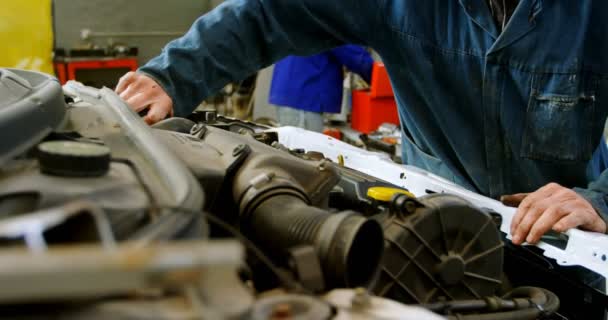 Mecânico Examinando Carro Garagem Reparação — Vídeo de Stock
