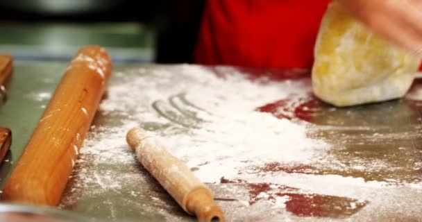 Sección Media Del Panadero Masculino Preparando Masa Panadería — Vídeos de Stock