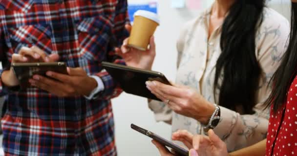 Nahaufnahme Von Führungskräften Mit Digitalem Tablet Büro — Stockvideo