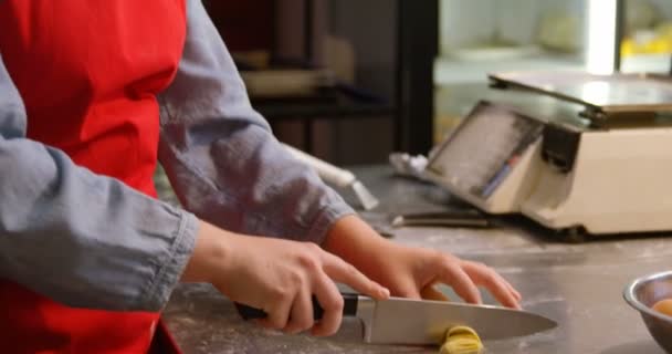 Hermosa Pastelera Hembra Cortando Pasta Panadería — Vídeos de Stock