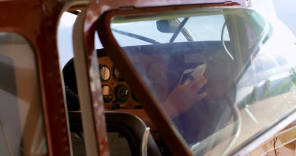 Pilote Utilisant Une Tablette Numérique Dans Cockpit Hangar Aérospatial — Video