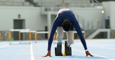 Bir koşu parkuru, spor mekan 4k'Engelli atletik çalışması