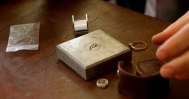 Kadın takı tasarımcı atölyesinde 4 k çalışma yakın çekim