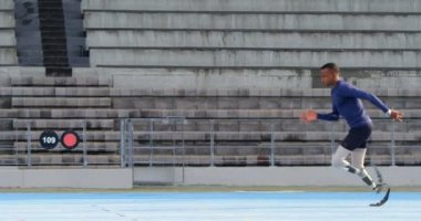 Bir koşu parkuru, spor mekan 4k'Engelli atletik çalışması