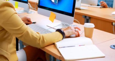 Executive Office 4 k masada masaüstü pc kullanarak