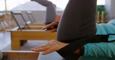 Yoga merkezi 4 k germe egzersiz yaparak üst düzey kadın grubu