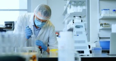 4 k laboratuvarda deneme iki özenli bilim adamları