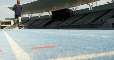 Bir koşu parkuru, spor mekan 4k'Engelli atletik çalışması