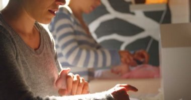 Lezbiyen çift ev 4 k bebeklerini bebek bezi değiştirme