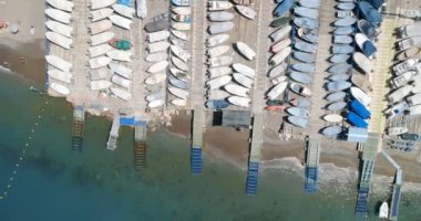 Harbor'da demirli teknenin havadan görünümü