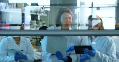 Cam kartı laboratuvar 4 k tartışırken bilim adamlarının ekip