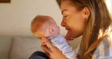 Onun erkek bebek oturma odasında ev 4 k tutan anne