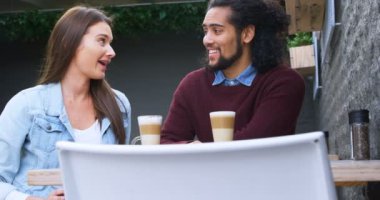 Mutlu çift birbirine açık kafede 4 k etkileşim