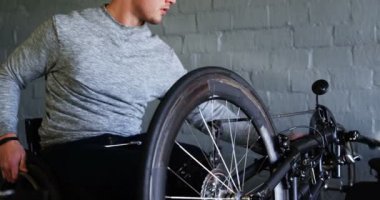 Genç adam atölye 4 k tekerlekli sandalye tamir devre dışı