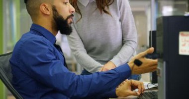 Yöneticiler office 4 k Danışma Masaüstü PC tartışıyor