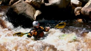 Kadın kanocu 4 k nehirde rafting 