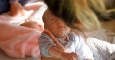 Onun bebek çocuk ev 4 k tutan anne Close-up