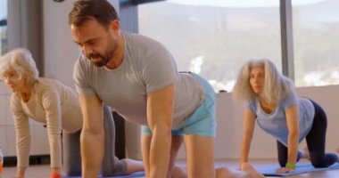 Üst düzey kadın yoga yoga merkezi 4 k gerçekleştirmede yardımcı antrenör