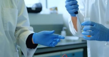 Orta Bölüm 4 k laboratuvarda deneme iki bilim adamları