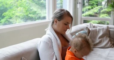 Anne ile oğlu ev 4 k dijital tablet kullanma