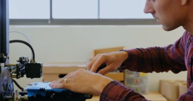 Mekanik atölye 4 k die makineden zincir halkası dışarı alarak yan görünüm